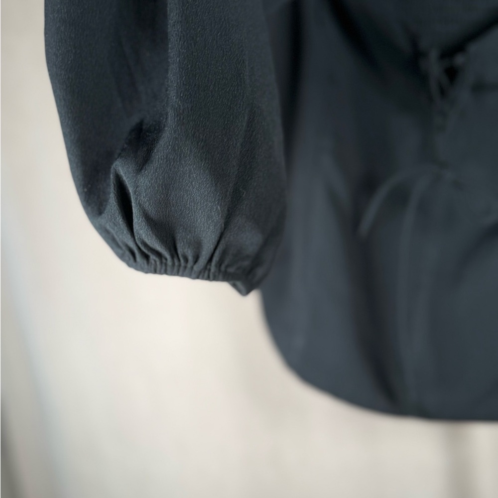 Abercrombie & Fitch Cropped Blouse w/Tie Detail & Puff Sleeves - Size L in Black - Picture 4 of 5